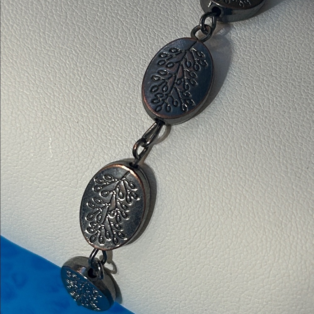 Elegant Bracelet with Intricate Leaves Design